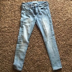 Light wash American eagle skinny jeans
